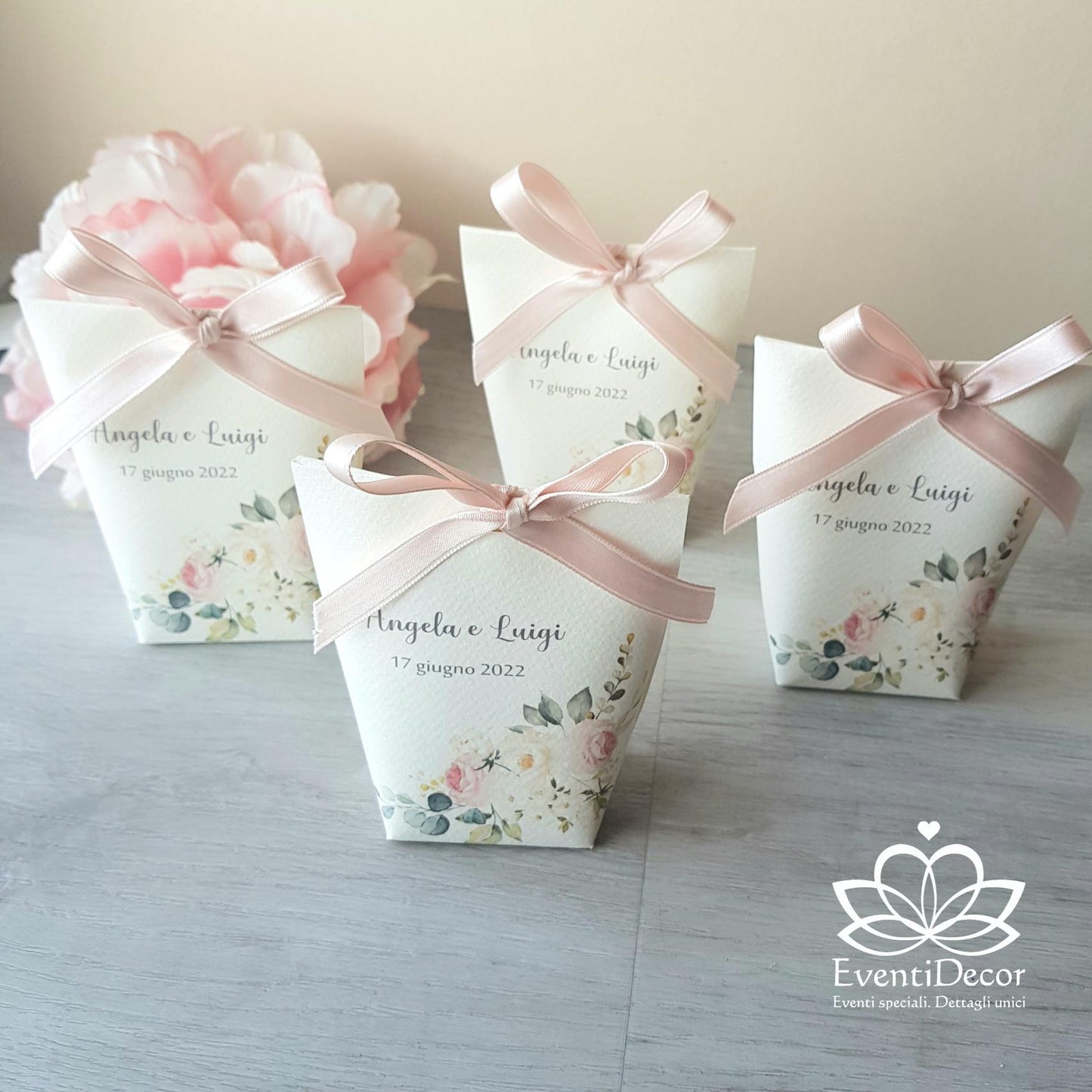 Scatolina portaconfetti con rose cipria e foglie eucalyptus - EventiDecor