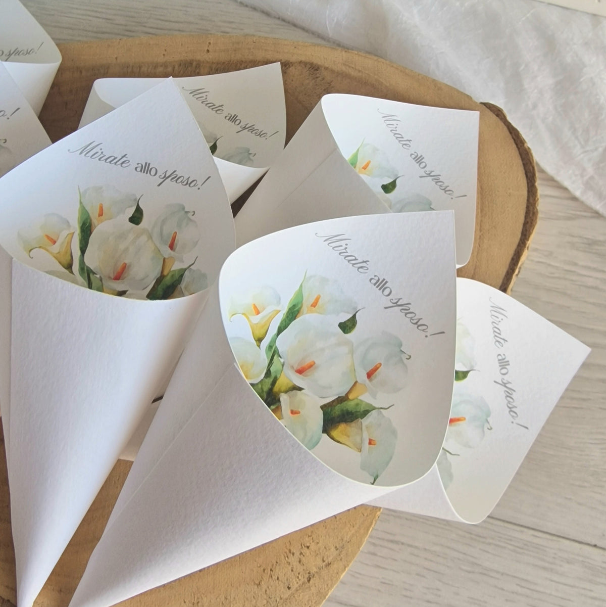 cartoncino martellato bianco con stampa a colori effetto acquerello grafica calla bianca e scritta personalizzata Mirate allo sposo