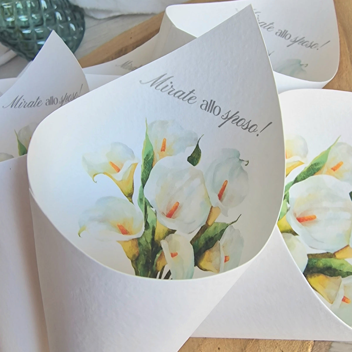 cartoncino martellato bianco con stampa a colori effetto acquerello grafica calle bianche e scritta personalizzata Mirate allo sposo