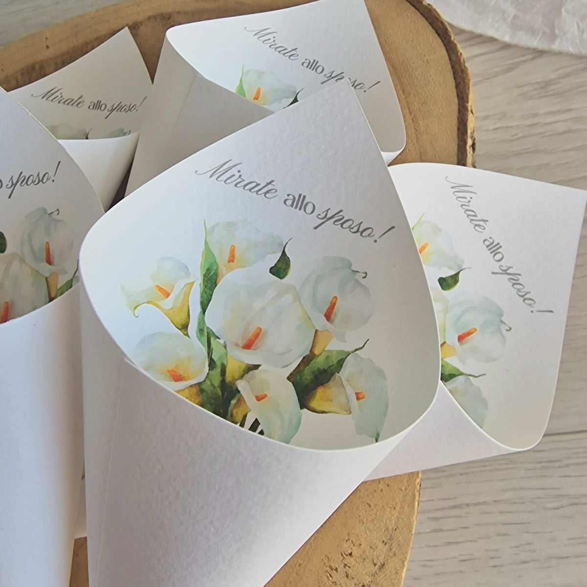 Coni portariso portaconfetti in cartoncino martellato bianco con stampa a colori effetto acquerello grafica calle calla bianca e scritta personalizzata 