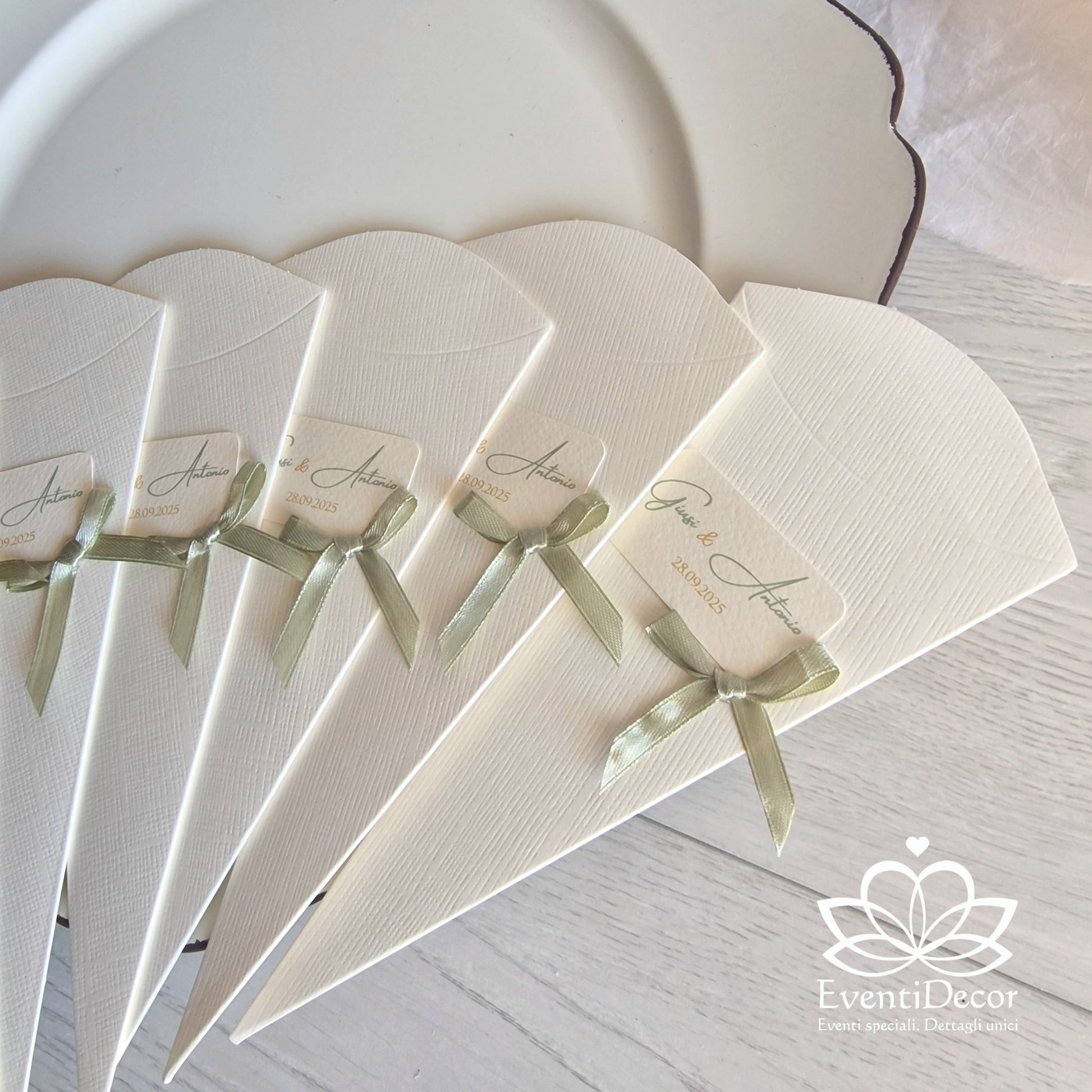 Coni portariso portaconfetti richiudibili personalizzati in verde salvia e oro - EventiDecor