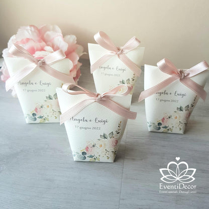 Scatolina portaconfetti con rose cipria e foglie eucalyptus - EventiDecor