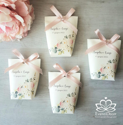 Scatolina portaconfetti con rose cipria e foglie eucalyptus - EventiDecor